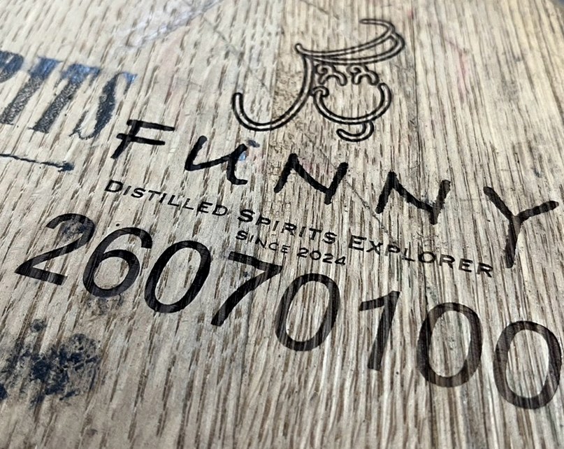 刻有有趣酒業 Logo 與桶號的桶頭